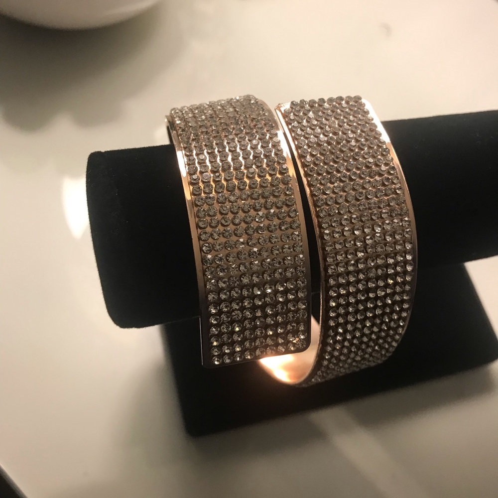 Beautiful rose gold and rhinestones bracelet!!